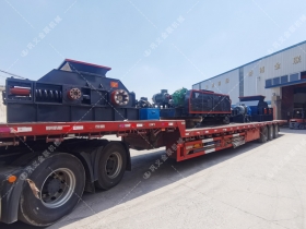 1200*1200雙齒輥破碎機，兩臺900*900軌道移動雙齒輥破碎機發(fā)往云南
